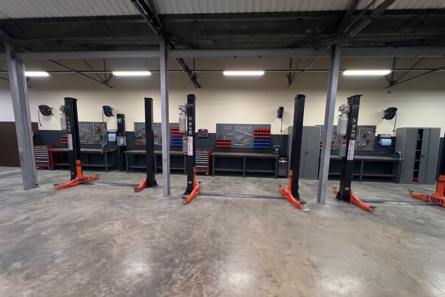 Vehicle lifts and workbenches inside the LS Motors Services workshop